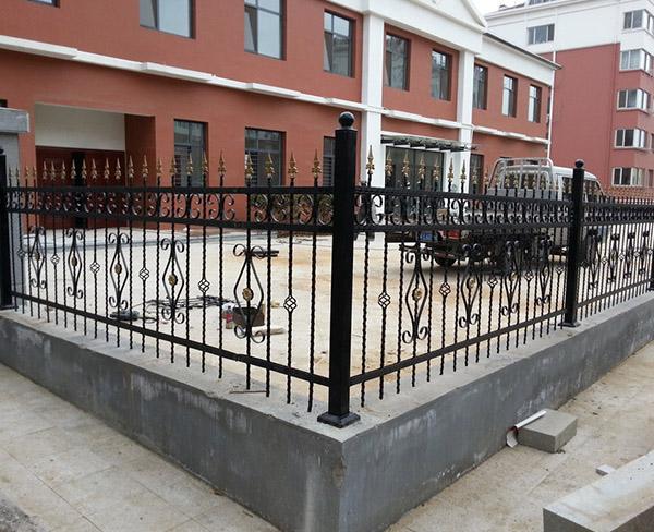 西岗学校锌钢围墙
